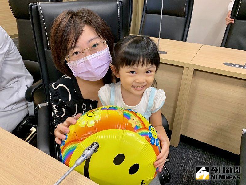 ▲周小妹妹術後恢復良好,2天後出院,父母親對才開院不久的土城醫院以及鍾宏濤醫師帶領的團隊深表感謝。(圖/記者康子仁攝)