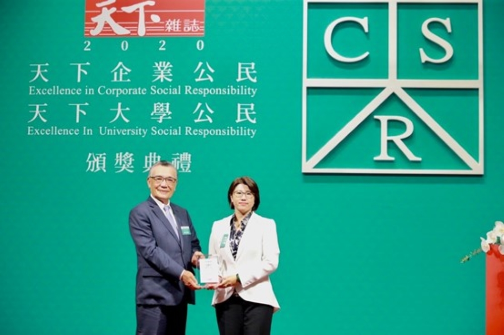 ▲王道銀行榮獲2020年「天下企業公民獎」中堅企業第二名，王道銀行駱怡君董事長由評審長林信義手中接獲獎牌。（圖／品牌提供）