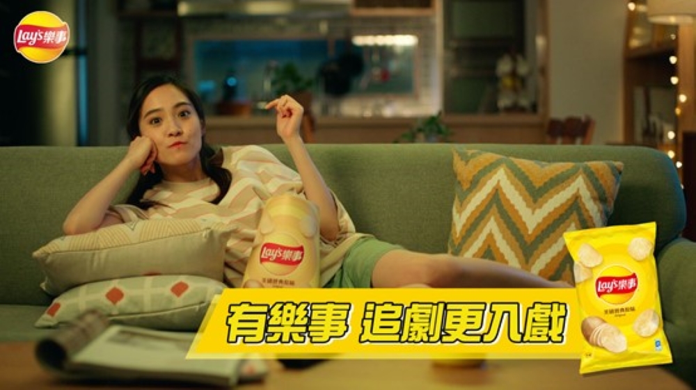 ▲受疫情影響，加上線上影音平台興盛，許多人下班休假喜歡在家一邊吃零食一邊追劇。（圖／資料照片）