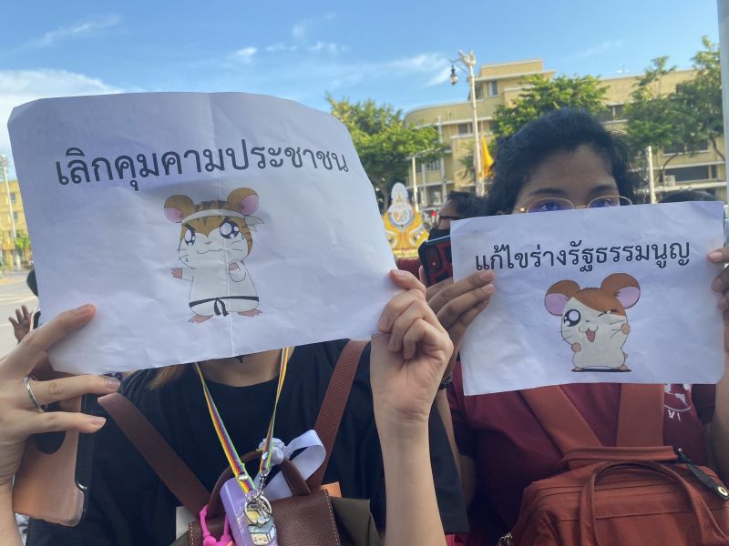 ▲泰國年輕示威者高舉哈姆太郎的圖片、標語,表達對政府的不滿。(圖/翻攝自Twitter)