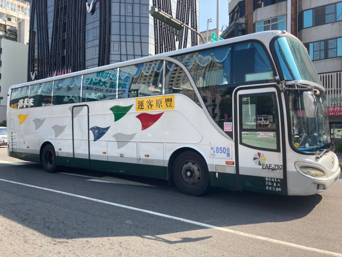 ▲豐原客運從台中火車站開至和平谷關850路公車，排檢又使用座位數較少的低地板公車替代，未確實控管搭乘人數、乘客被迫下車權益受損。(圖／賴佳微服務處提供2020.9.23)