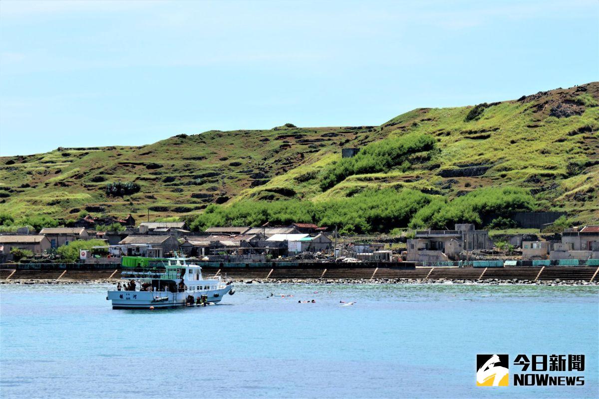 ▲海洋國家公園南方四島的東嶼坪海域23日發生一起遊客浮潛溺斃案件，來自彰化的吳姓老翁（39年次），大體將搭乘望安許大信漁船載送至馬公。（圖／記者張塵攝）
