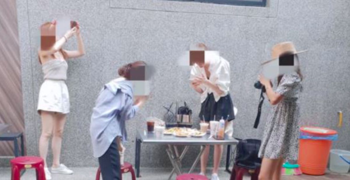 ▲網友分享吃蛋餅時，卻看到隔壁桌一直有人在拍照。（圖／翻攝爆廢公社二館）