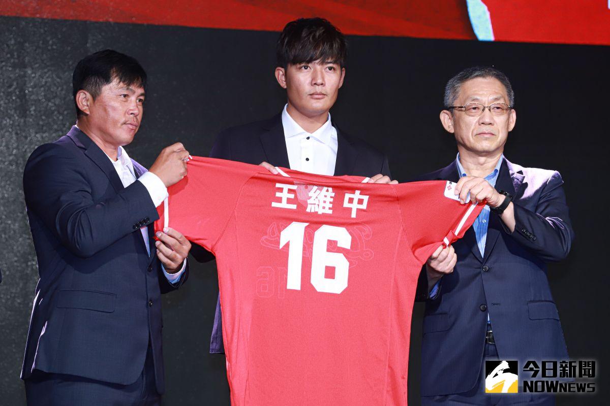 ▲王維中選擇16號當作自己的球衣號碼。（圖／葉政勳攝）