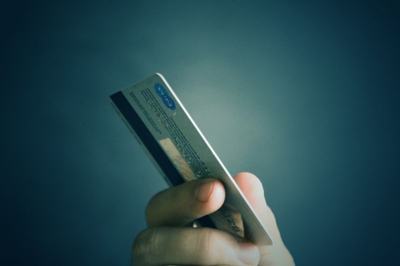 ▲誤傳金融卡正面給別人，她擔心會因此被盜刷，達人揭解答。（示意圖／Pixabay） 