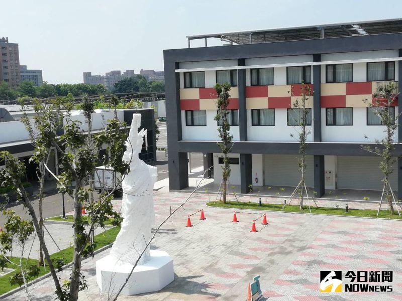 ▲積木飯店中庭的白色自由女神像是全台灣最高、最大的積木自由女神像。（圖/記者邱嘉琪攝，2020.09.23）
