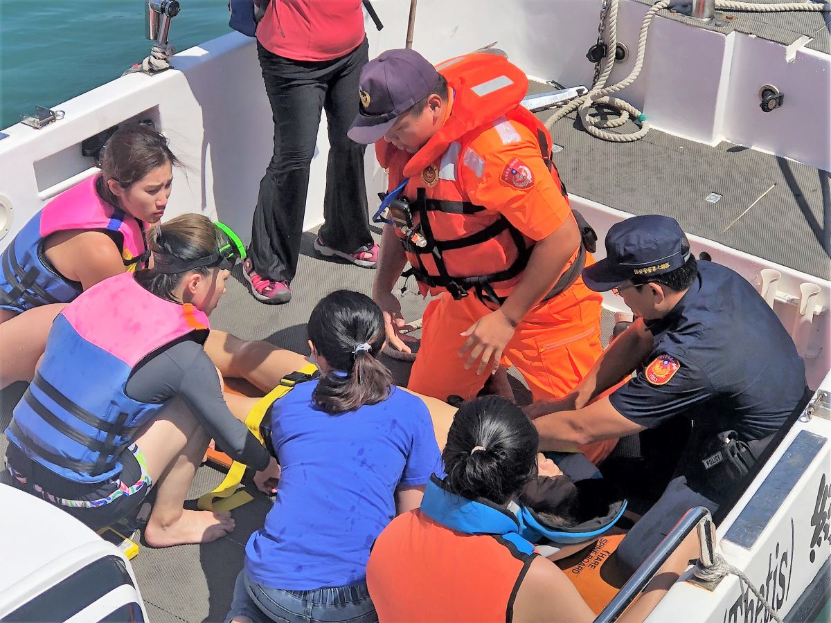 ▲南方四島的東嶼坪海域發生一起遊客浮潛溺斃案件，來自彰化的吳姓老翁昏厥溺水搶救無效。（圖／澎湖岸巡隊提供）