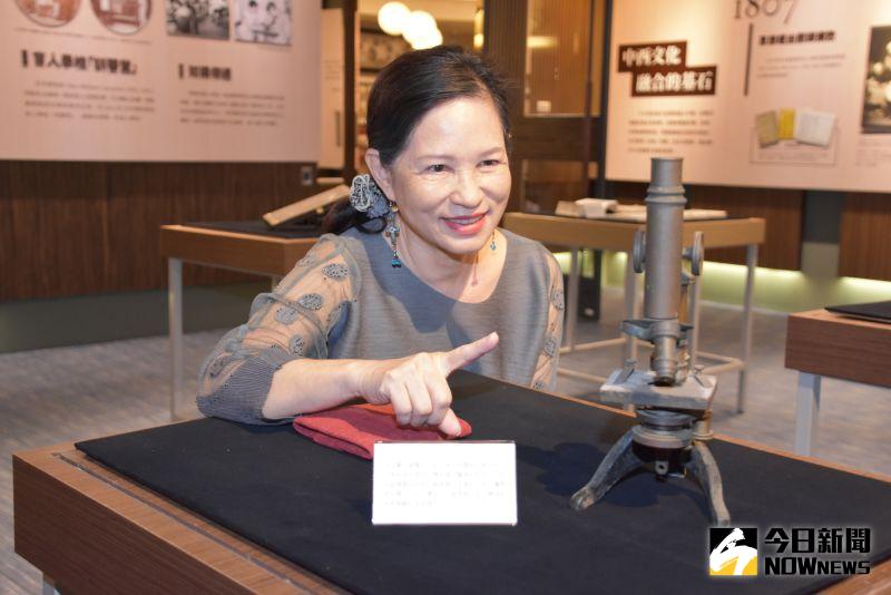 ▲彰基文史博物館館中收藏全台灣第一台顯微鏡。（圖／記者陳雅芳攝，2020.09.23）