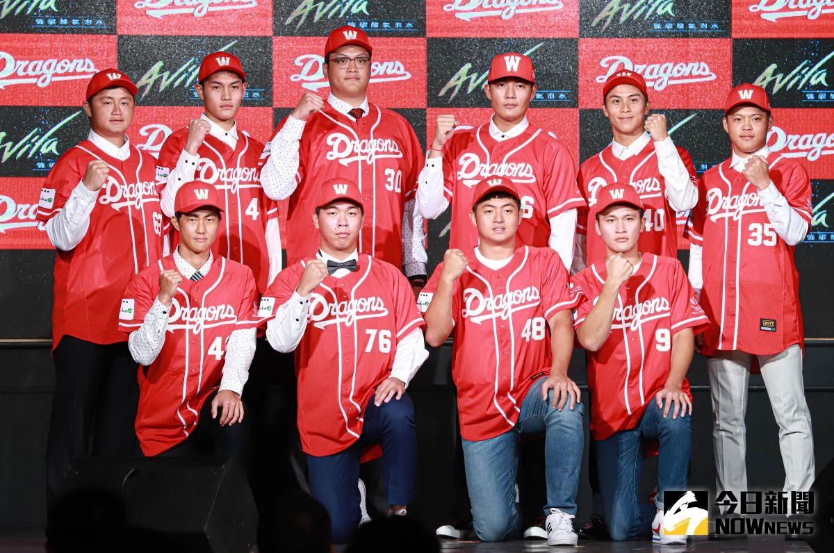 ▲味全龍在中職選秀中所有球員都已談約完畢，由王維中領銜廖任磊、林辰勳等人出席加盟記者會。（圖／記者葉政勳攝 , 2020.09.23）