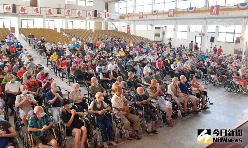 ▲中視愛心基金會、彰化縣政府舉辦「月圓人圓慶團圓」聯歡演唱會活動,長輩們跟著音符拍起節奏。(圖/記者陳雅芳攝,2020.09.23)