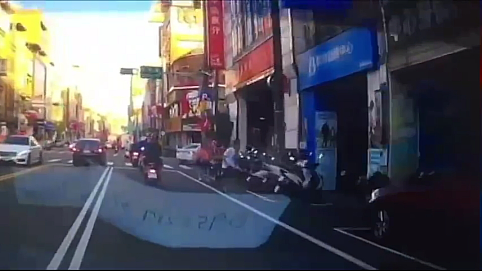 ▲一歲半的小女童在中壢市區，遭到不明男子以安全帽痛毆。（圖／民眾提供）