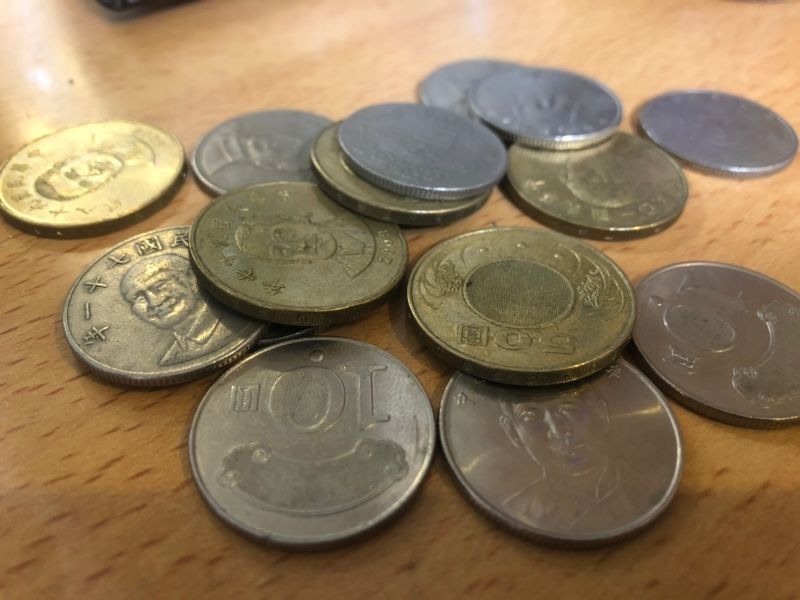 ▲網友分享自己買東西買了404元,但給店員一張五百元以及一個5元店員竟然找不出錢。(示意圖/讀者提供)