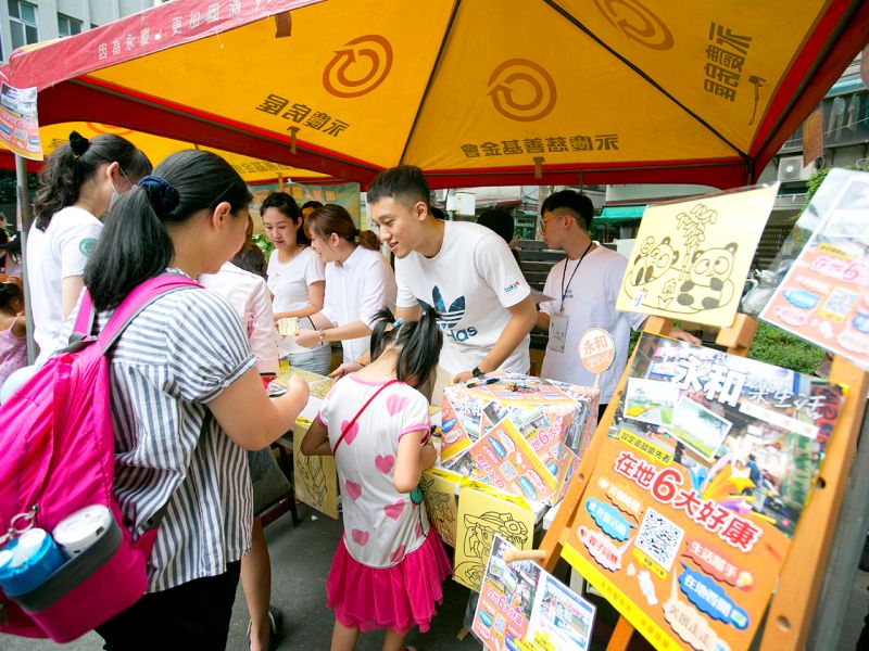 ▲每位企業成員都抱持熱情服務,也引來不少民眾踴躍參與。(圖/品牌提供)