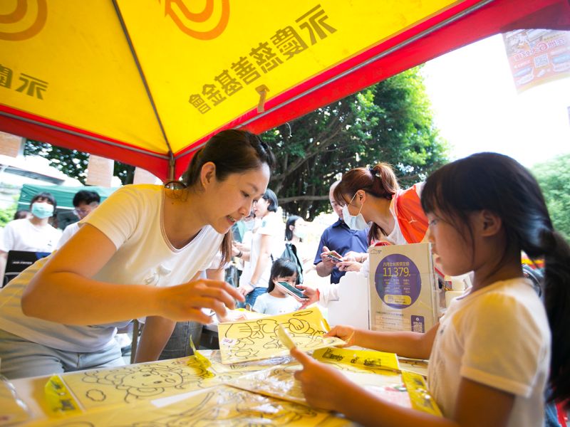 ▲現場準備了許多小朋友喜愛的沙畫圖樣,也是最受歡迎的活動。(圖/品牌提供)
