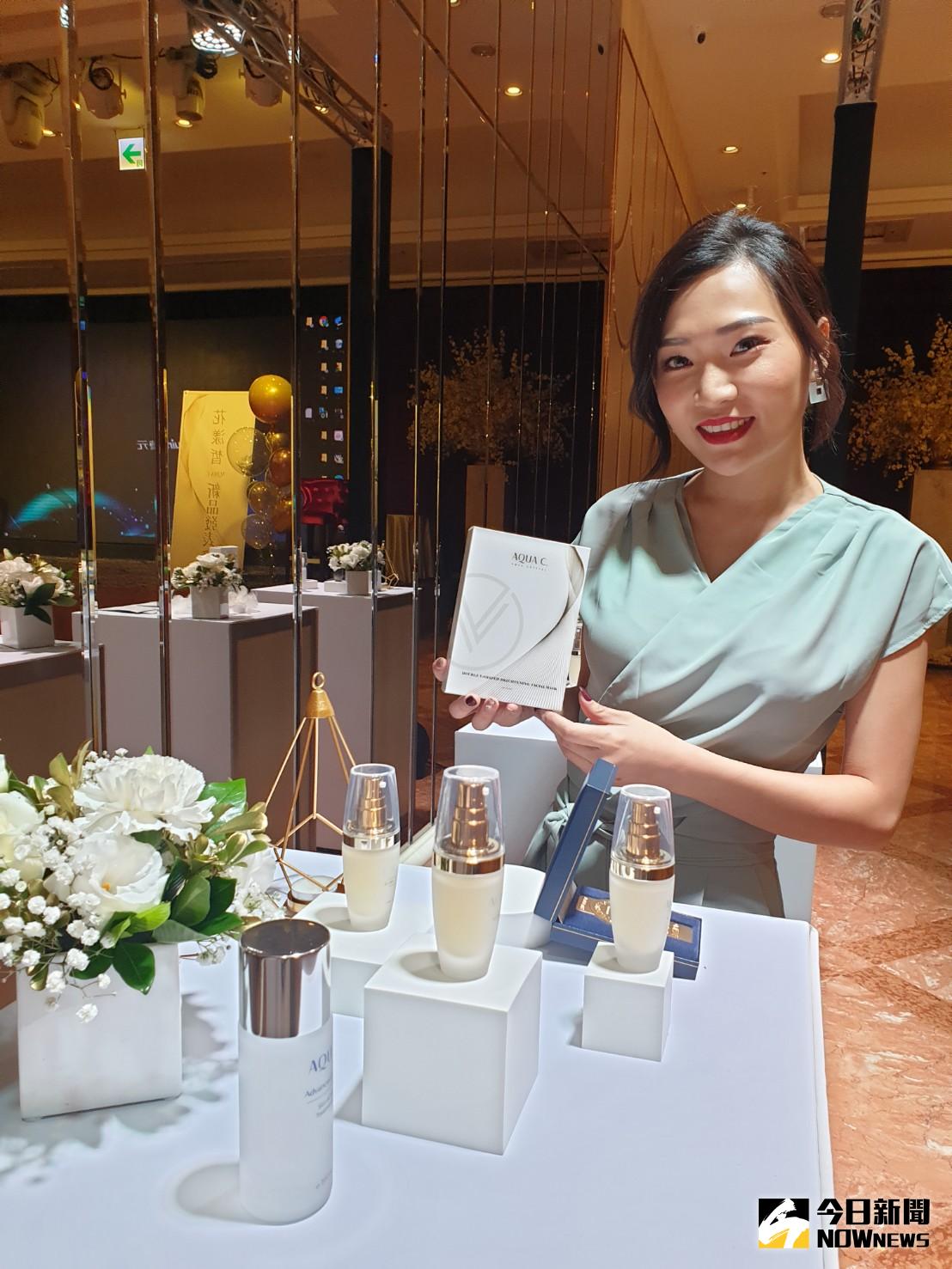 ▲人氣MIT 品牌「 AQUA C.花漾皙 」肌光雙V面膜新上市，搶攻百貨周年慶化妝品商機。（圖／金武鳳攝)