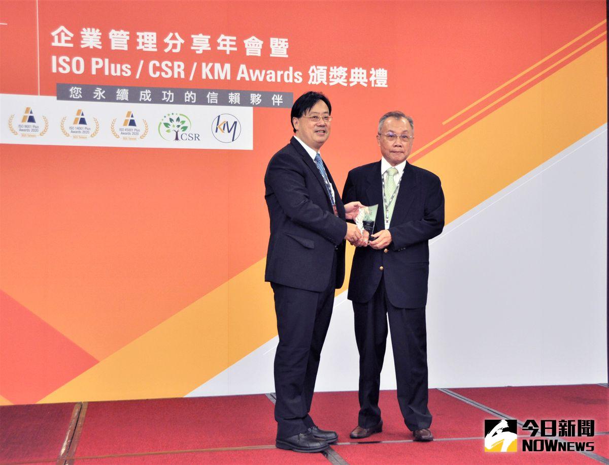 ▲亞泥奪SGS CSR菁英獎，亞泥首席執行副總張英豐出席領獎，左為SGS總裁邱志宏。（圖／亞泥提供）