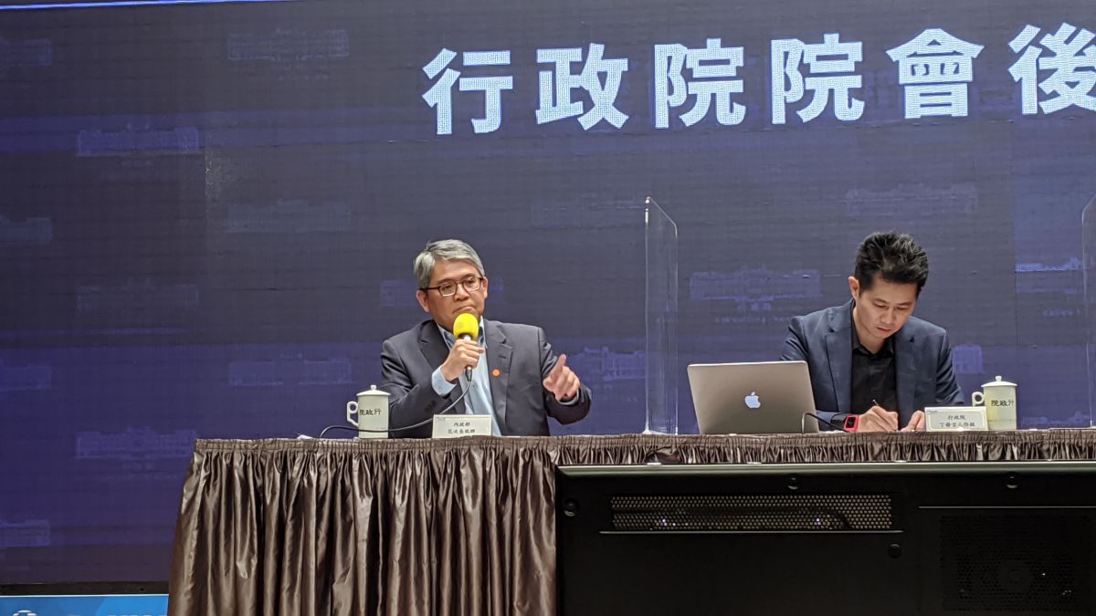 ▲內政部次長花敬群（左）報告社會住宅進度，到今年底，政府興辦戶數將達4萬2千多戶，達成率106%。（圖／記者鄭宏斌攝，2020.09.24）