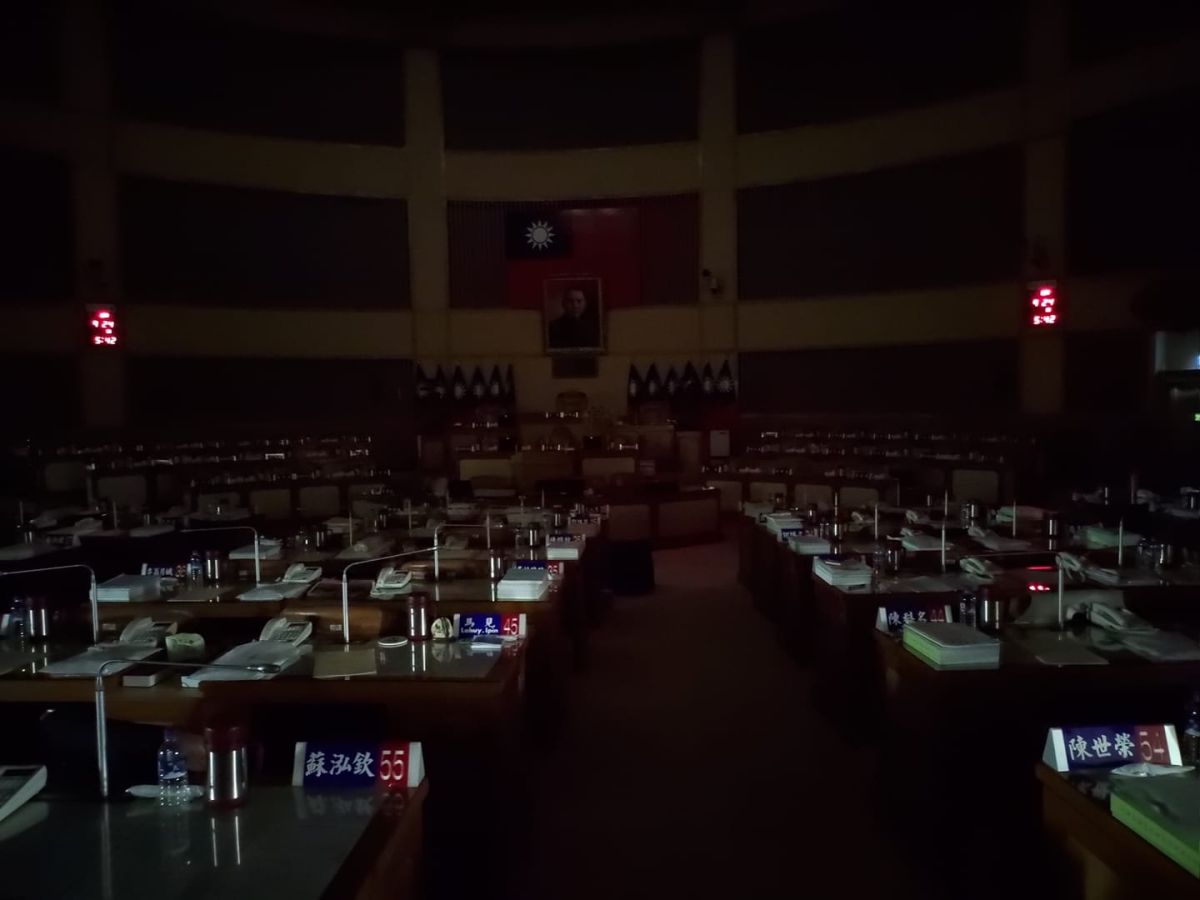 ▲無黨籍議員蘇泓欽清晨5點半就到議會排隊，當時的議事廳仍一片漆黑。（圖／無黨籍議員蘇泓欽臉書）