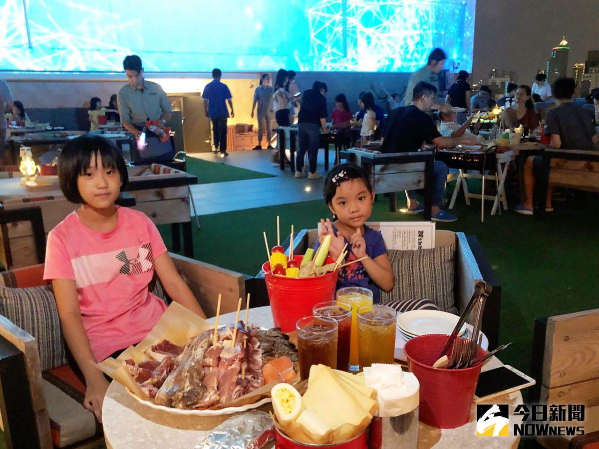 ▲今年文旦、月餅和豬肉，價格都比去年下跌，但秋刀魚及新鮮小卷則是比去年上漲。（資料照／記者陳美嘉攝）