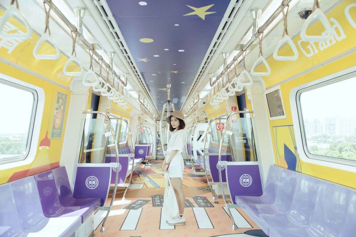 ▲桃園機場捷運最新款彩繪列車，即日起開跑至年底。（圖／桃園市政府提供）