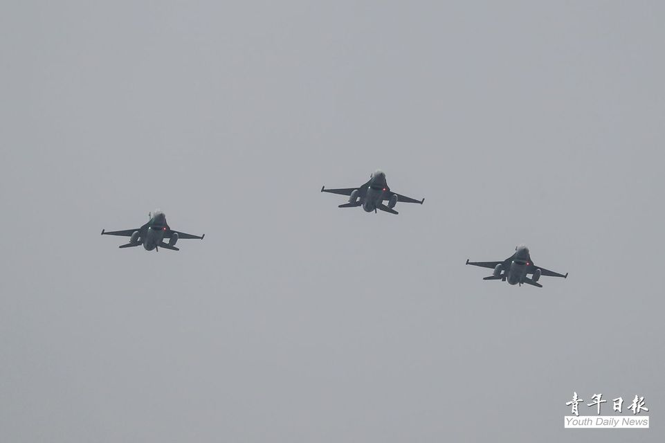 ▲24日清晨國慶戰機衝場預演，F-16V戰機飛越台北上空。（圖／青年日報提供）