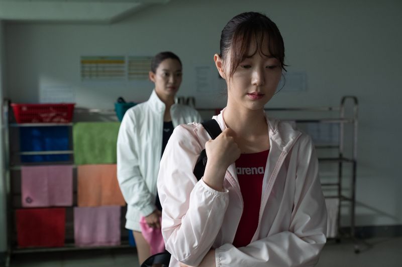 ▲▼李裕英(上)片中為了詮釋跳水選手,練習時不小心出意外。(圖/采昌)