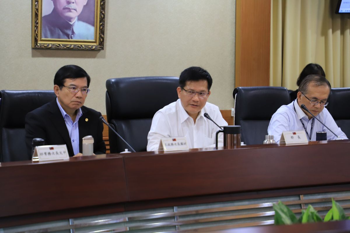 ▲高公局預估中秋連假交通量恐創新高，交通部長林佳龍指示嚴陣以待，三位次長應分工視察疏運狀況。（圖／交通部）