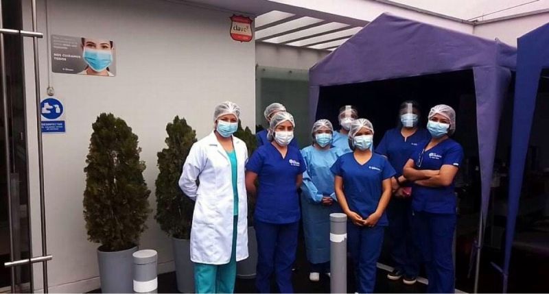 ▲使用防護箱的秘魯醫生團隊們。（圖／屏東縣政府提供