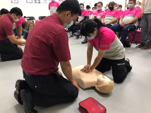 ▲台北市消防局教官指導foodpanda外送夥伴進行CPR+AED操作練習。（圖／記者賴志昶攝）