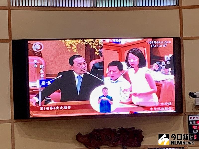 ▲議員戴瑋姍在議會質詢市長侯友宜，是否支持重啟核四，侯友宜並未明確表態，只表示會在適當時機說明。(圖/記者康子仁翻攝)