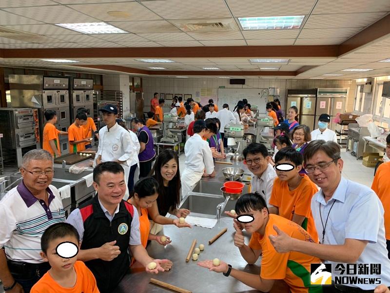 ▲萬能工商校長陳育修(右)、葉聰謨督導及徐文昭理事長等人與慈暉學生一起DIY做月餅。(圖／記者陳惲朋攝）