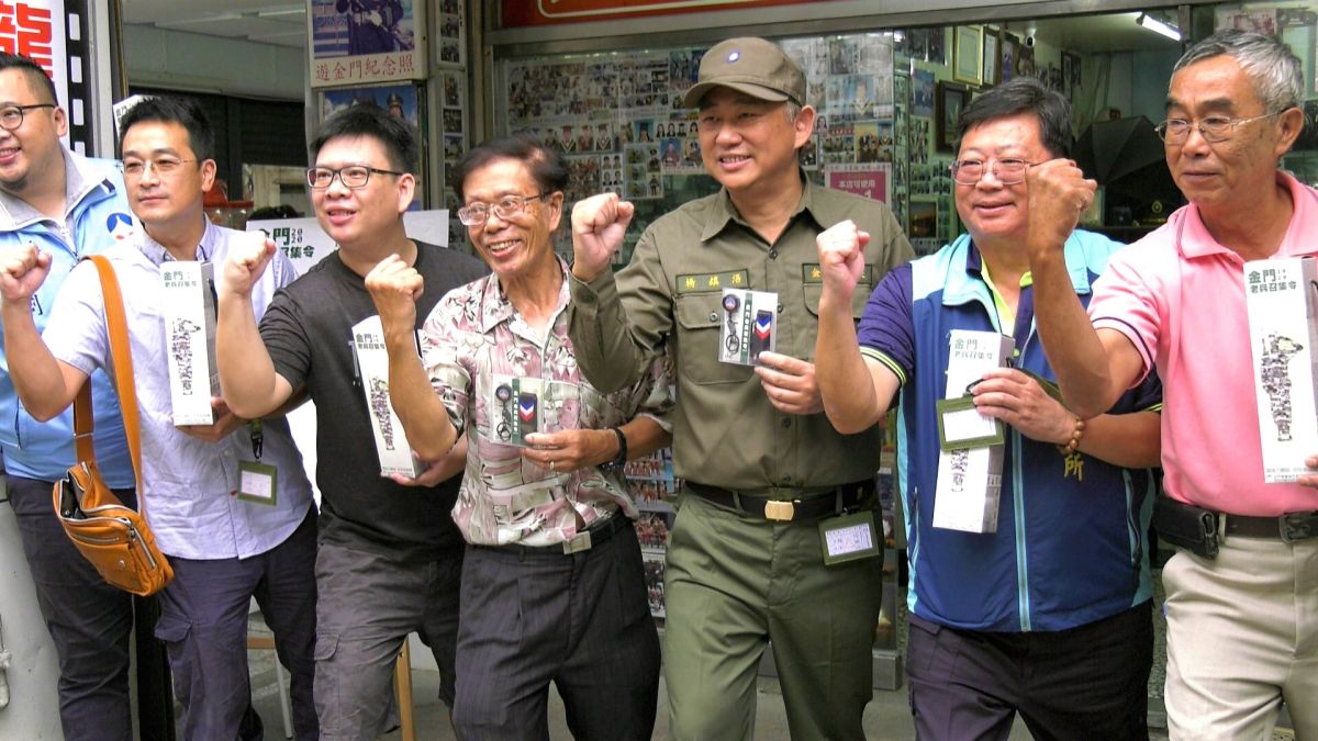 ▲金門縣長楊鎮浯穿上草綠服，為即將到來的「老兵召集令活動」宣傳造勢。(圖/記者蔡若喬攝)