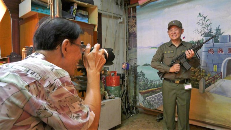 ▲在離島當兵或退伍前拍一張「凱旋榮歸」留念照,是昔日前線戰士永遠的回憶。(圖/記者蔡若喬攝)