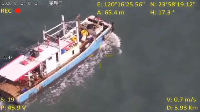 ▲海巡署第四巡防區指揮部23日上午,在芳苑外海發現疑似有漁船違規拖網。(圖/記者陳雅芳翻攝,2020.09.24)