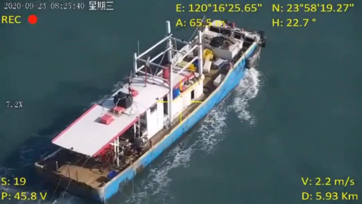 ▲海巡署中部分署第三岸巡隊發現芳苑海域有一艘漁船疑似使用拖網捕魚，出動無人機區隊前往空拍蒐證，錄下網板水位拖網。（圖／記者陳雅芳翻攝，2020.09.24）