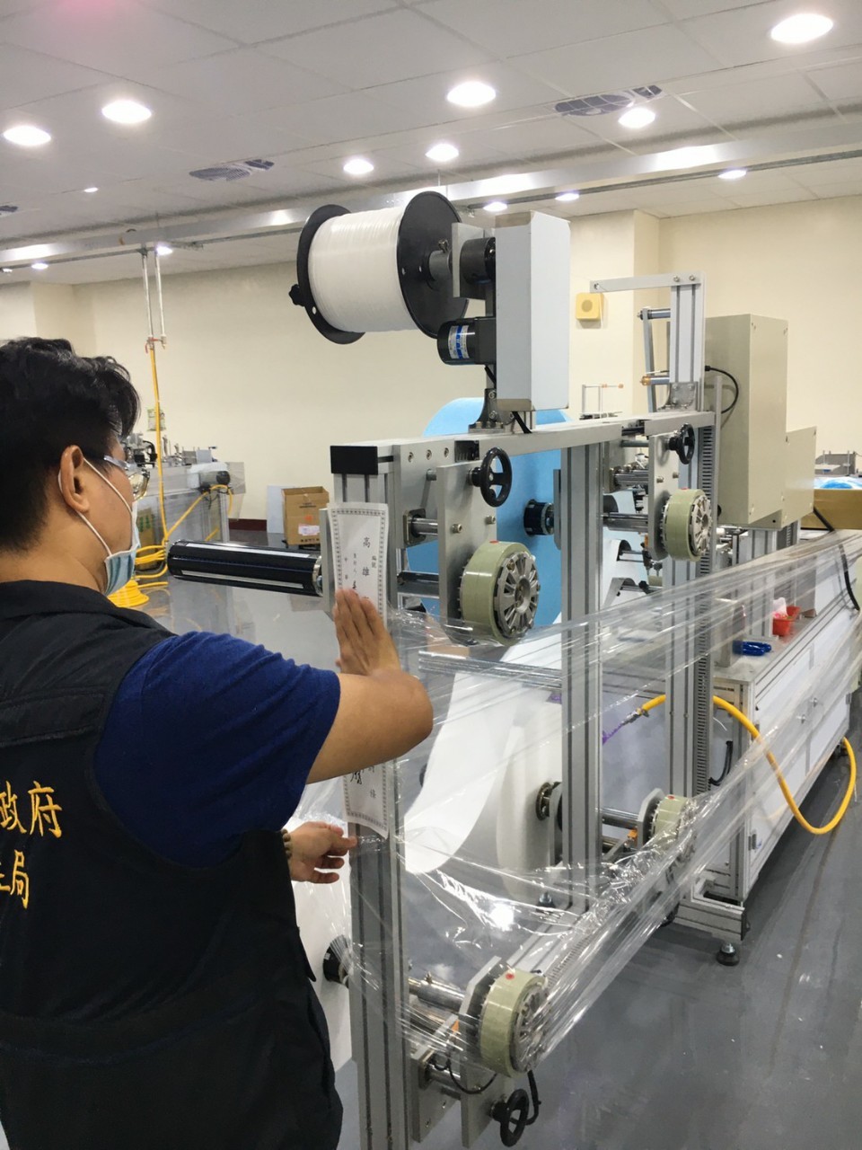 ▲檢調人員獲報國內口罩生產大廠靜新科技在高雄市三民區違法私設口罩工廠，兵分多路搜索後查扣機具一批。（圖／高市衛生局提供）