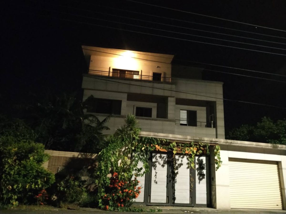 ▲檢警調單位偕同在大埤鄉獨棟透天厝豪宅破獲蕭姓主嫌為首的詐騙機房。（圖／記者簡勇鵬攝）