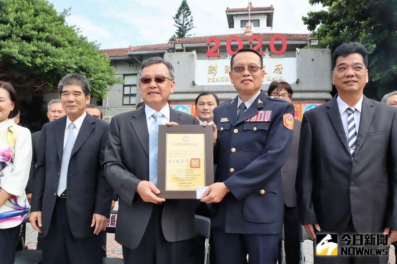 ▲賴峰偉邀集府內一級主管拍照留念，並致贈「榮譽縣民證」給楊鴻正，對他1年多來在澎湖所做的努力深表肯定與嘉許。（圖／記者張塵攝，2020.09.25）