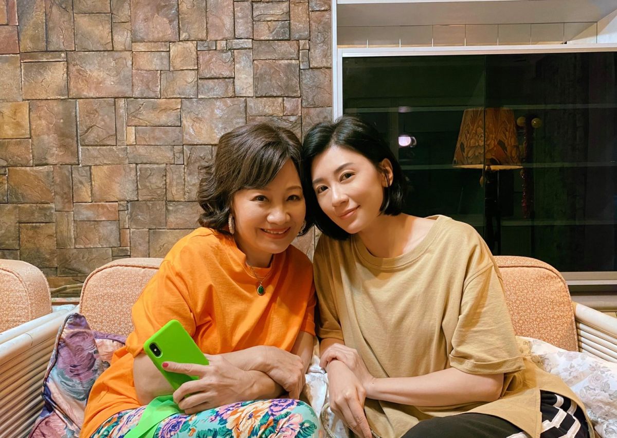 ▲比莉（左）表示周六會在家鎖定金鐘獎。（圖 / 草舍文化提供）