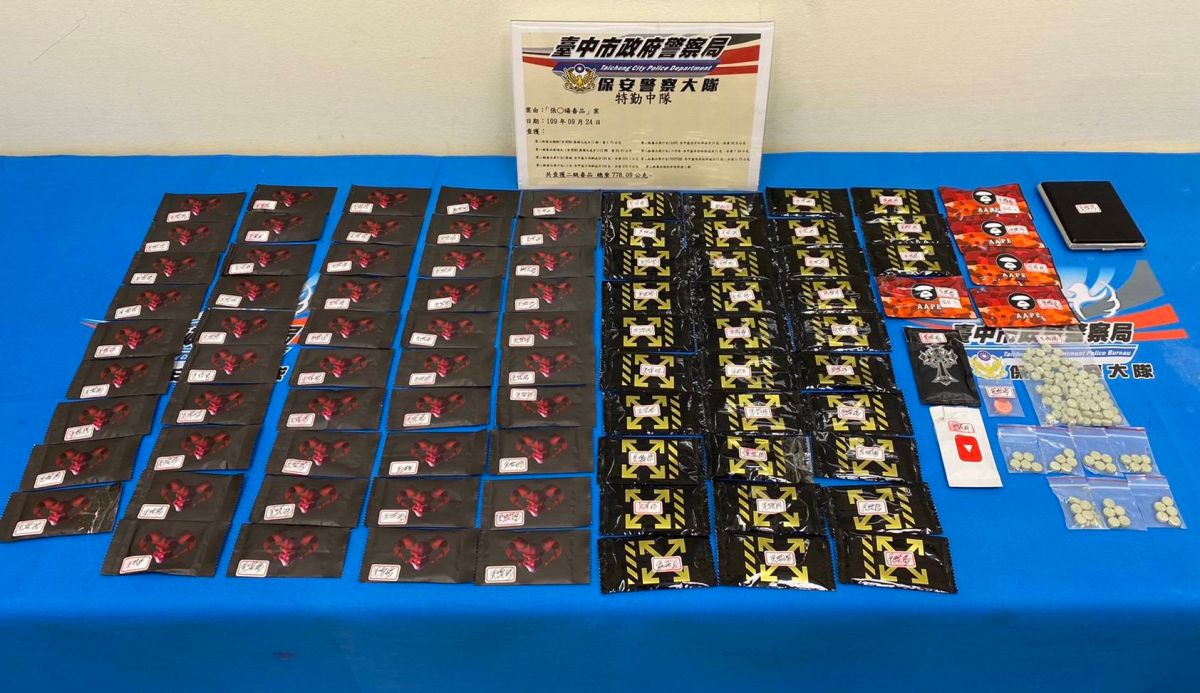 ▲中市保大大隊長賈立民今日榮升，員警查獲778克毒品績效作賀禮。（圖/記者鄧力軍翻攝）