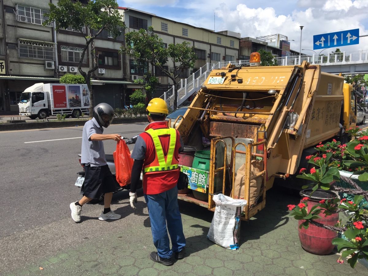 ▲中秋連假，10月1日中秋節採「日間定時定點」收運，10月2日及3日維持正常沿街收運。(圖／環保局提供2020.9.25)