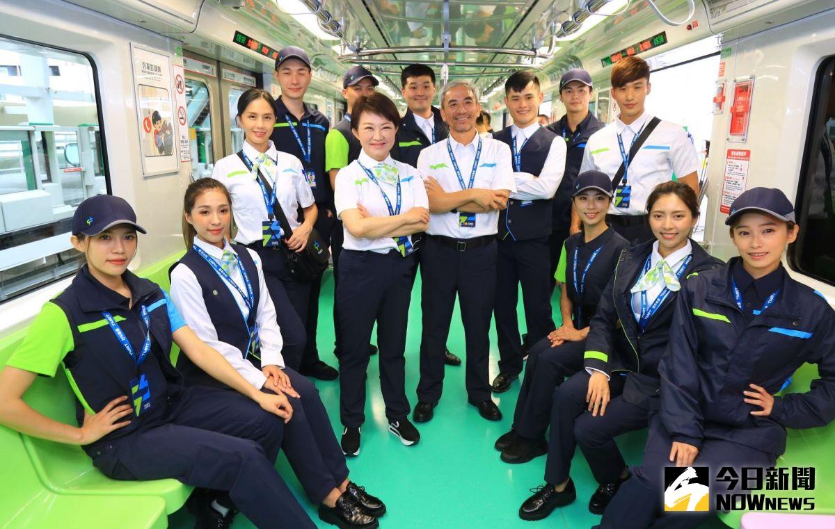 ▲台中捷運綠線年底通車，今天由專業模特兒走秀展示員工制服，簡約時尚，連市長盧秀燕都大加讚賞。（圖／金武鳳攝，2020.9.25)