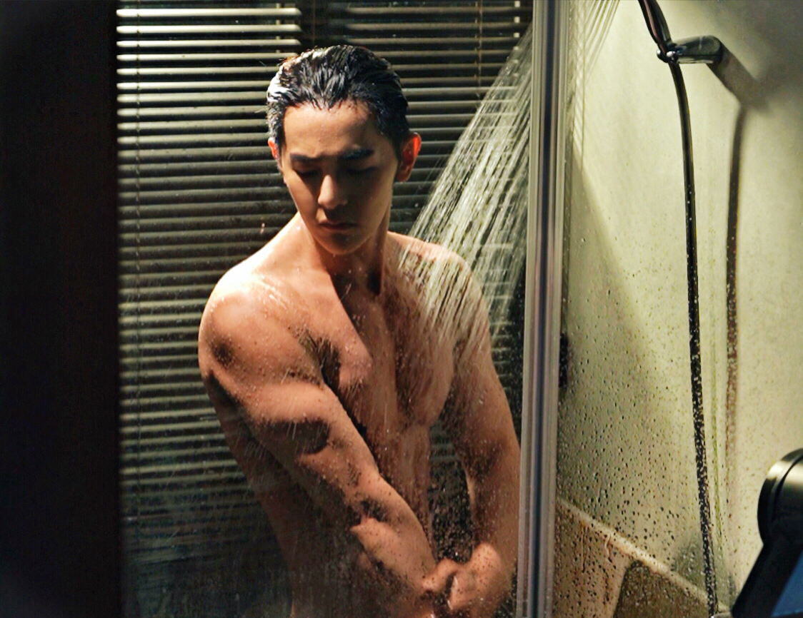 ▲汪東城在劇中淋浴，下半身浴巾差點往下掉。（圖 / 八大提供）