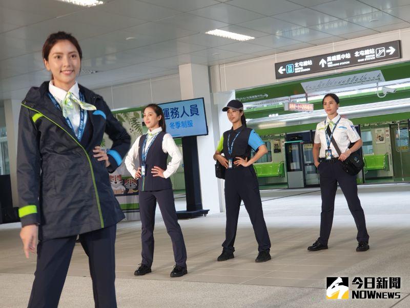 ▲台中捷運綠線年底通車，今天展示員工制服，簡約時尚又實用。（圖／金武鳳攝，2020.9.25)