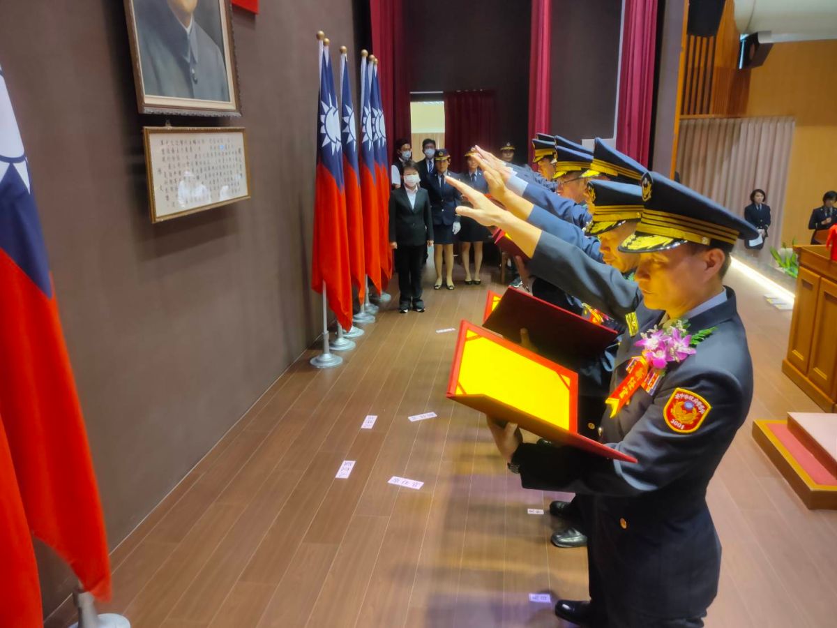 ▲中市警局10名高階警官異動，今聯合佈達交接。（圖/警方提供）