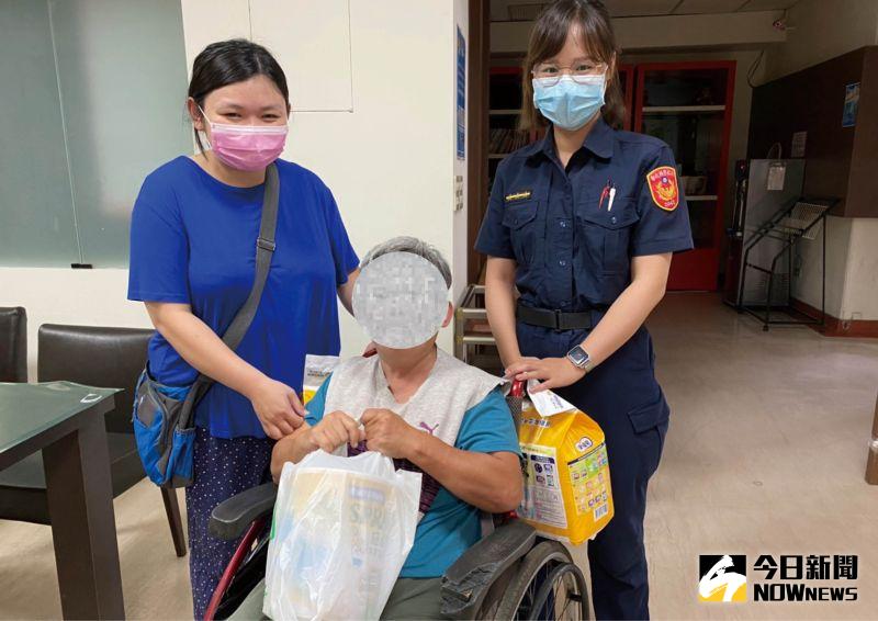 ▲警方安排10年不見的母女見面,媽媽難掩激動大哭,緊緊握著女兒的手不放。(圖/記者陳雅芳攝,2020.09.25)