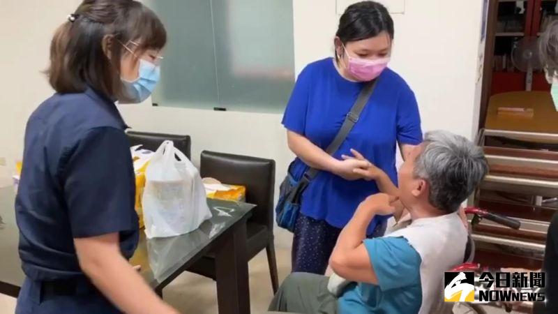 ▲中風老母親一看到女兒激動的緊緊握住女兒的手,痛哭出聲。(圖/記者陳雅芳攝,2020.09.25)