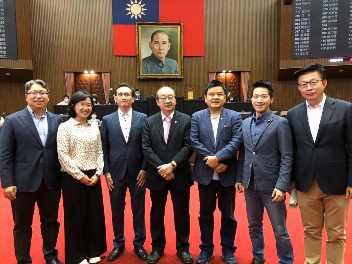 ▲立法院第十屆第二會期，民進黨立法黨團的七位幹部，在難產一週之後，終於選出。中間為總召柯建銘、左三為幹事長鄭運鵬、右三是書記長莊瑞雄。（圖／翻攝民進黨立委鄭運鵬臉書）