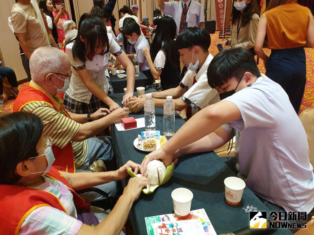 ▲台中葳格師生愛心送暖，中秋節前捐錢送月餅，陪伴獨老歡度中秋佳節。圖為老少剝柚子比賽，手忙腳亂，笑聲四溢。（圖／金武鳳攝，2020.9.25)

