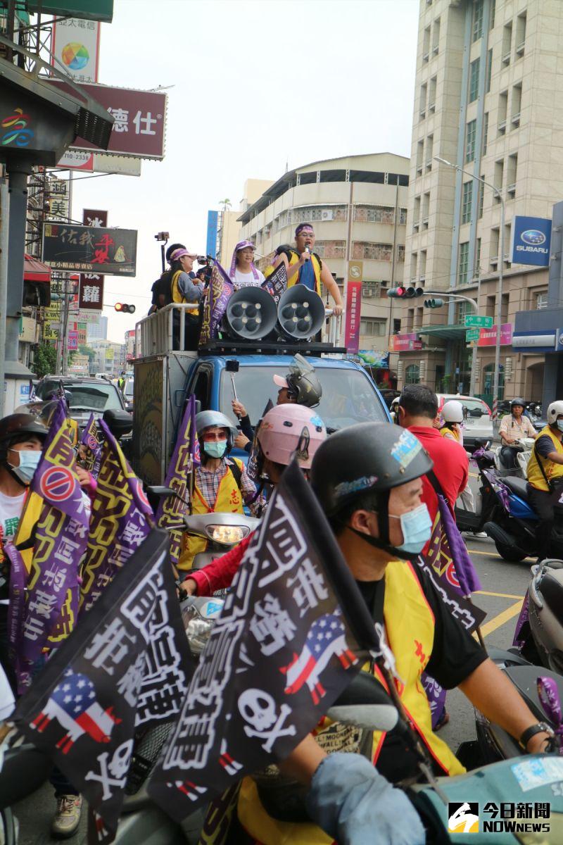 ▲鳳山清捷隊發動車隊遊行鳳山地區，網紅「四叉貓」劉宇也上車了。（圖／記者鄭婷襄攝，2020.09.25）